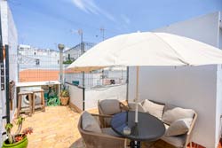 1 dormitorios,2 personas. Estudio cerca de la playa y en plena zona turística de Conil, en la calle Cádiz. Con terraza y a menos de 3 minutos de la playa andando. 