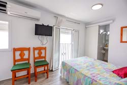 Estudio cerca de la playa y en plena zona turística de Conil, en la calle Cádiz. en patio interior y a menos de 3 minutos de la playa andando.
Estancia para 3 personas