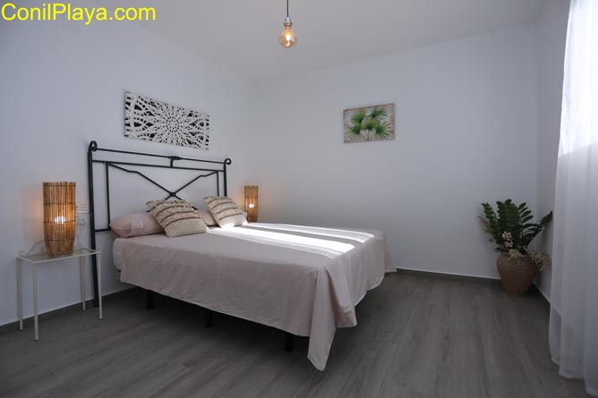 dormitorio con cama de matrimonio