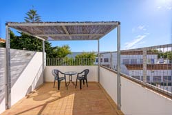 1 dormitorios,2 personas. Estupendo estudio en Conil de nueva construcción con terraza privada. Ideal para parejas que desean pasar unas vacaciones tranquilas en Conil.
