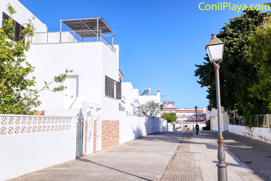 Fahada y calle donde se encuentra el Estudio en Conil