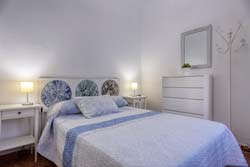 EStudio muy céntrico y cerca de la playa andando. en plena zona de ambiente de Conil. Ideal parejas.
capacidad para 2 personas