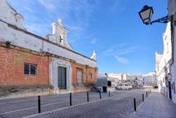 1 dormitorios,3 personas. Estudio muy céntrico y cerca de la playa andando. en plena zona de ambiente de Conil. Ideal parejas. Muy tranquilo al estar en patio interior privado. 