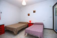 Estudio con terraza junto a la cocina ideal para desayunar o cenar con su pareja en una zona muy próxima a la playa y en pleno centro turístico de Conil.
estudio en alquiler para 2 personas