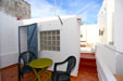 Estudio con terraza junto a la cocina ideal para desayunar o cenar con su pareja en una zona muy próxima a la playa y en pleno centro turístico de Conil.
Estudio para vacaciones en Conil cerca de la playa