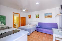 Estupendo estudio de un dormitorio en zona muy tranquila, céntrica y cerca de la playa andado. De nueva construcción, ideal parejas o matrimonio con niños pequeños.
Estudio en Conil en alquiler muy cerca de la playa andando