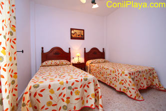 Dormitorio con dos camas individuales. Este dormitorio tiene patio.