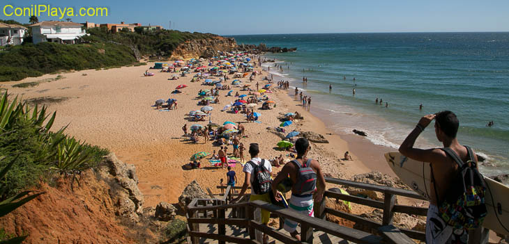 Cala encendida, Roche. Playa urbana con escaleras de acceso