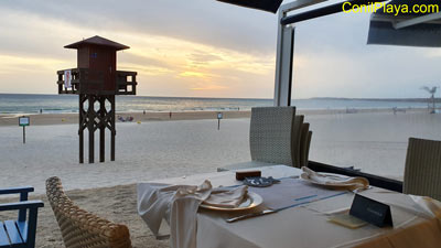 Cenando en el Restaurante La Fontanilla, contemplando la puesta de Sol.