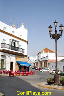 Casa del conde de las cinco torres a la izquierda, al fondo la Iglesia de la Misericordia.