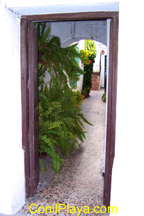 Zaguán (entrada a un patio). Normalmente existe una puerta principal de acceso al patio.