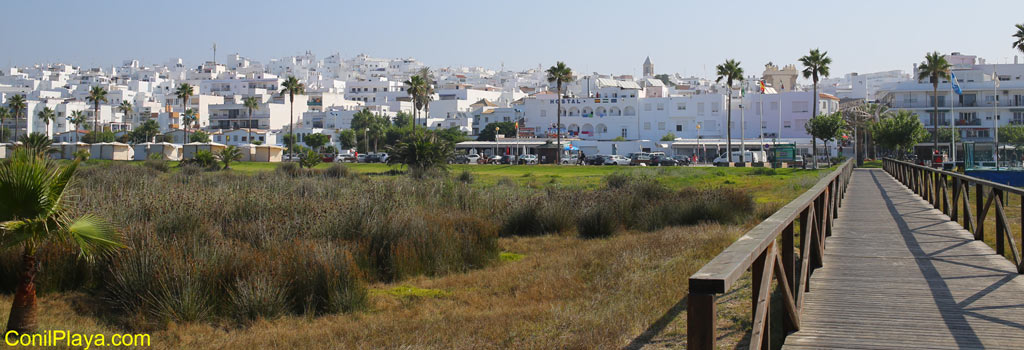 Conil de la Frontera, vista del pueblo desde las pasarelas de la playa