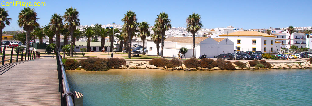 Vista de Conil desde el puente sobre el rio salado.