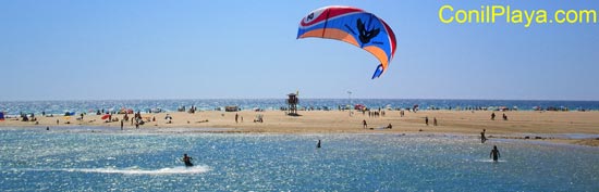 kyte-surf en Conil, en la desembocadura del rio salado.