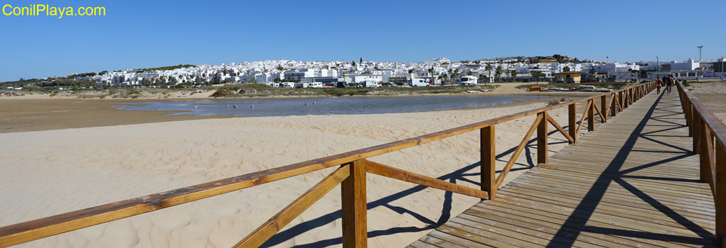 Conil visto desde la playa de Los Bateles