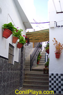 Los patios interiores de Conil conducen a varias casas.