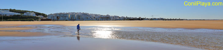 Playa de El Chorrillo con Conil al fondo