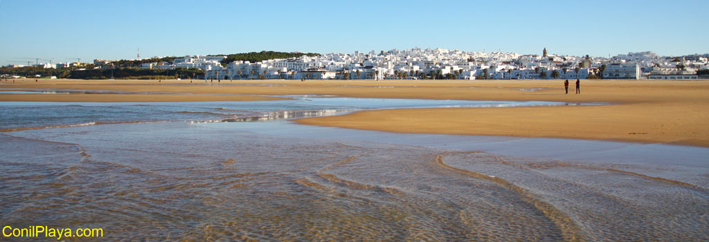 Conil de la Frontera visto desde la playa de Los Bateles