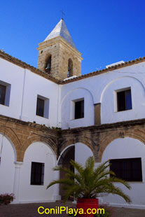 Patio que se encuentra junto a la iglesia de las Virtudes y el ayuntamiento de Conil.