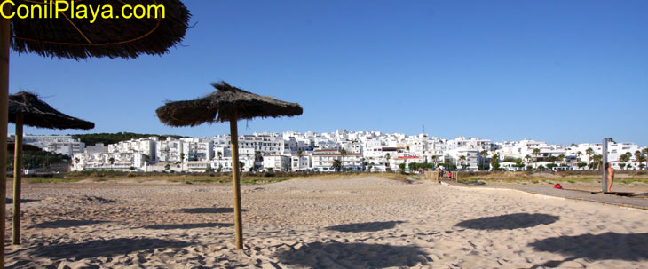 Vista de Conil y de la playa de Los Bateles. Junio de 2009.