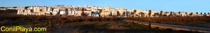 Conil visto desde la playa de Los Bateles