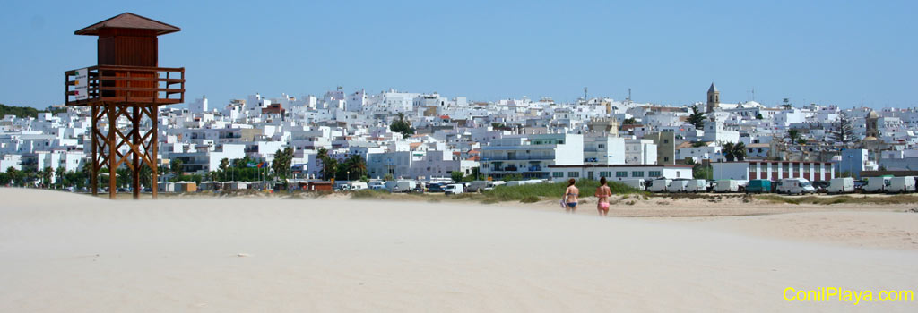 Conil visto desde la playa de los bateles.