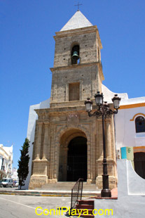 Puerta de entrada a la iglesia de Conil.