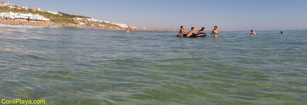 Bañandose en Conil, en la playa de la Fontanilla