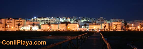 Vista nocturna de Conil.