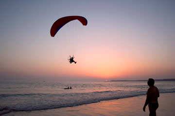 Parapente sobrevolando la playa de la Fontanilla en Agosto de 2008.