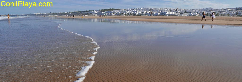 Paseando por la orilla de la playa de los Bateles, Conil de la Frontera.