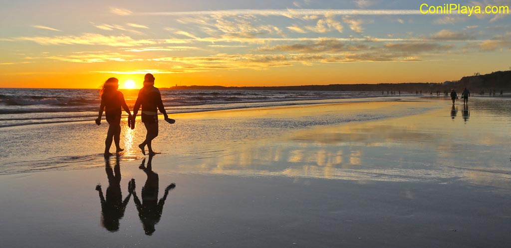 Paseando al atardecer por la orilla de la Fontanilla, Conil de la Frontera.