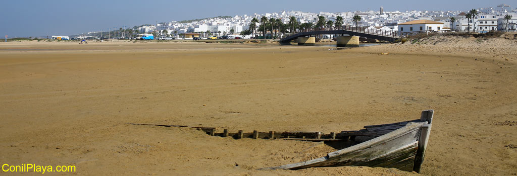 Barca en la playa de Castilnovo.