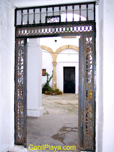 Puerta de entrada a un patio.