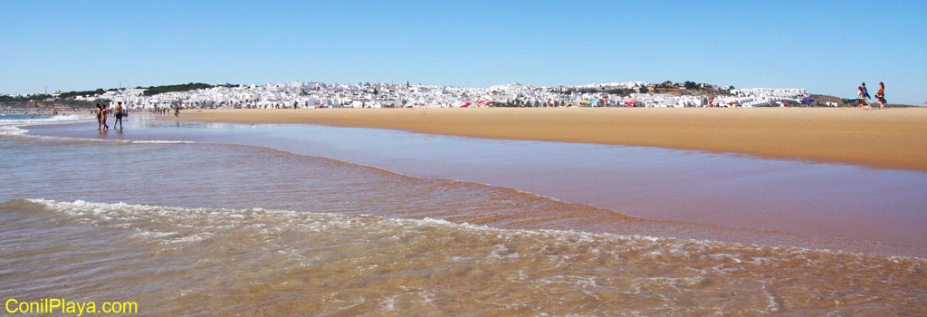 Conil visto desde la playa Castilnovo.