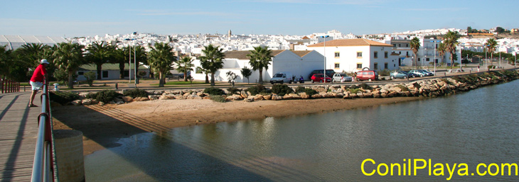 Vista de Conil desde el puente sobre el rio salado.