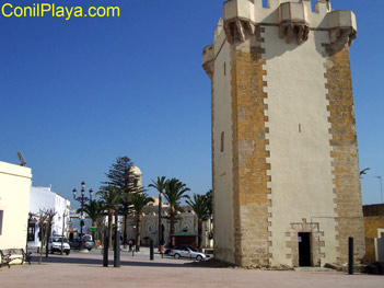 Torre de Guzman e iglesia de Santa Catalina al fondo.