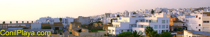 Vista de Conil, en primer termino el edificio y la Chanca.