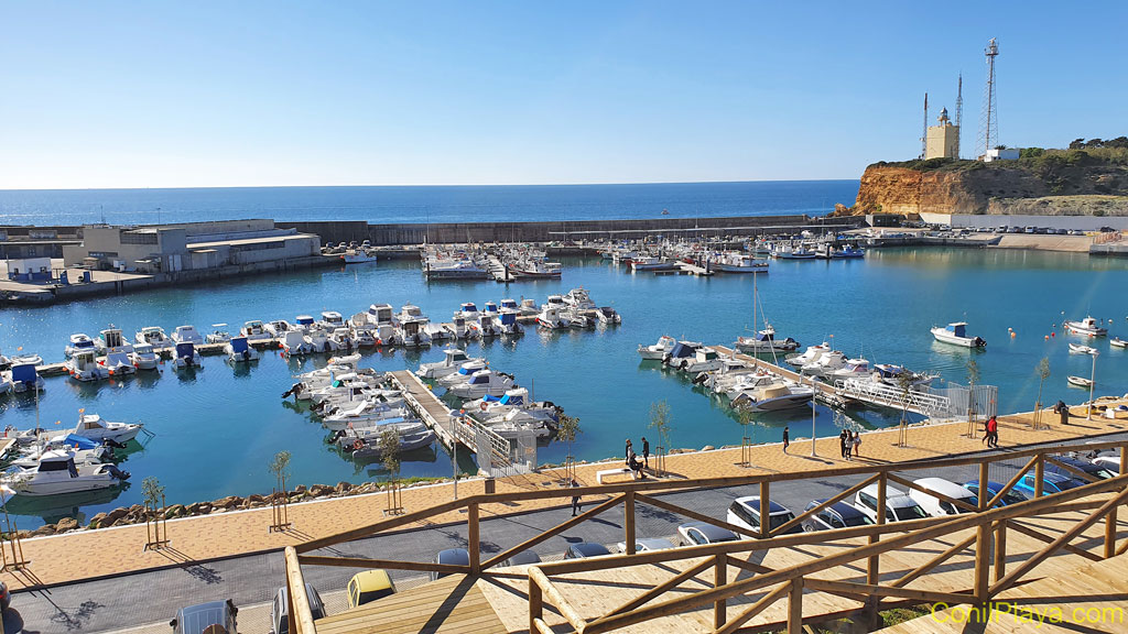 El puerto de Conil, al fondo el faro de Roche