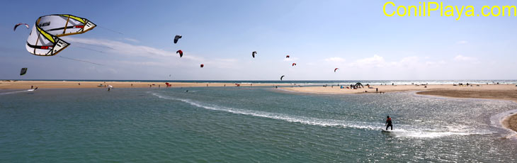 kitesurf en Conil, en la playa de Los Bateles.