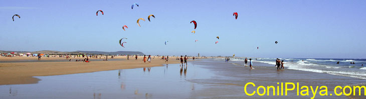 Kite-surf en Conil, en la desembocadura del rio Salado, con viento de poniente.