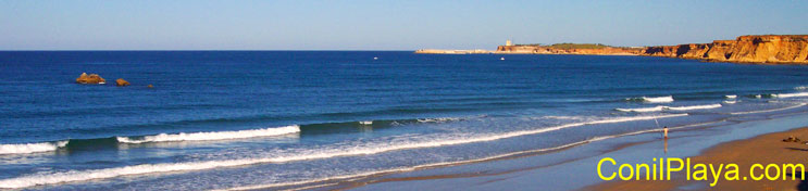 Vista de la playa de la Fuenta del Gallo, con las tres piedras.