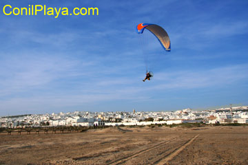 Parapente sobrevolando Conil de La Frontera