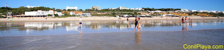 Paseando por la playa.