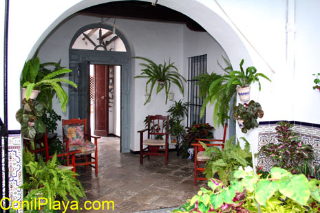 Patio de Conil, se encuentra cerca de la Puerta de la Villa.