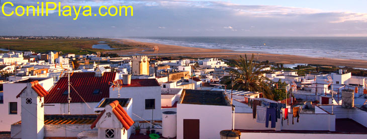 Vista de Conil y de la playa de Los Bateles y Castilnovo