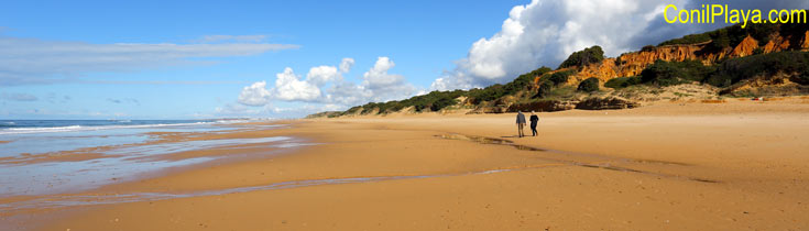 Playa de Roche, al fondo, la playa de El Puerco.