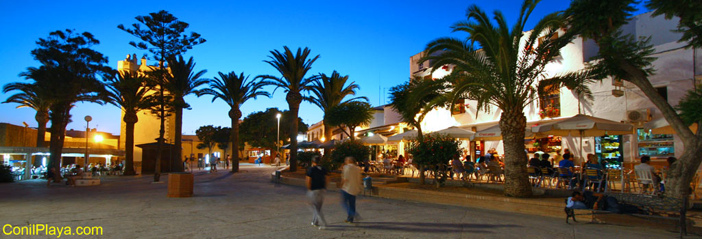 Plaza de Santa Catalina de noche con la Torre de Guzman al fondo.