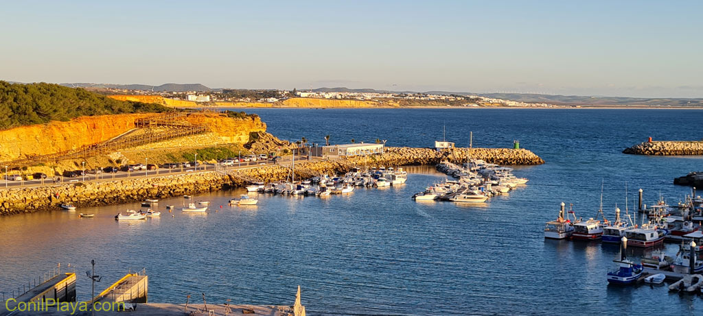 El puerto de Conil, al fondo el mirador del puerto