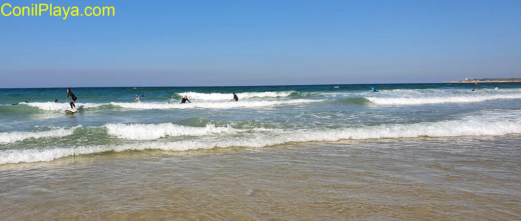 Surf en Conil, en la playa de La Fontanilla